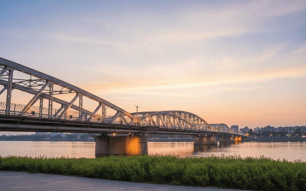 Cầu Trường Tiền tỏa sáng rực rỡ trong đêm, ánh đèn lung linh soi bóng xuống dòng sông Hương yên ả .